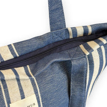 Lade das Bild in den Galerie-Viewer, Grosse Tasche aus Jacquardstoff stripes marineblau
