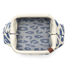 Charger l'image dans la galerie, Riviera Clutch offwhite marineblau leopard
