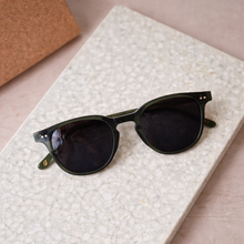 Lade das Bild in den Galerie-Viewer, Sonnenbrille Cascais green
