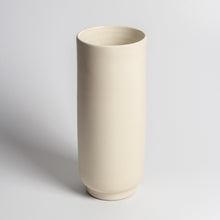 Lade das Bild in den Galerie-Viewer, The Sleek Vase
