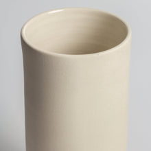 Lade das Bild in den Galerie-Viewer, The Sleek Vase
