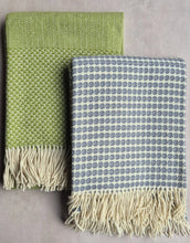 Lade das Bild in den Galerie-Viewer, Handgewebte Wolldecke Nuvem Andorinha pistache
