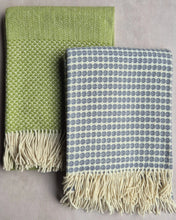 Lade das Bild in den Galerie-Viewer, Handgewebte Wolldecke Milho grau
