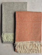 Lade das Bild in den Galerie-Viewer, Handgewebte Wolldecke Nuvem Andorinha terracotta
