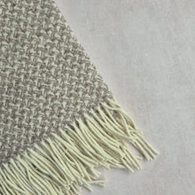 Lade das Bild in den Galerie-Viewer, Handgewebte Wolldecke Nuvem Andorinha beige
