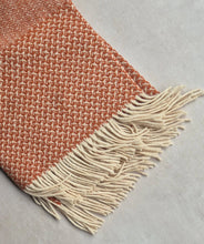 Lade das Bild in den Galerie-Viewer, Handgewebte Wolldecke Nuvem Andorinha terracotta
