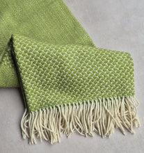 Lade das Bild in den Galerie-Viewer, Handgewebte Wolldecke Nuvem Andorinha pistache
