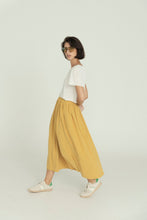 Charger l'image dans la galerie, The Airy Midi Skirt mustard
