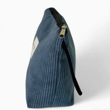 Lade das Bild in den Galerie-Viewer, Necessaire gross aus softem Cord meerblau
