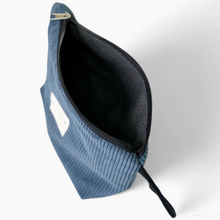 Lade das Bild in den Galerie-Viewer, Necessaire gross aus softem Cord meerblau
