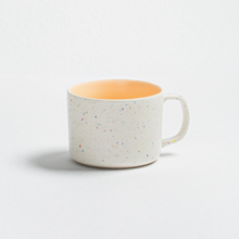 Lade das Bild in den Galerie-Viewer, Extragrosse Tasse Konfetti outside orange inside
