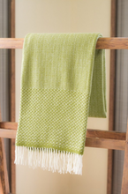 Lade das Bild in den Galerie-Viewer, Handgewebte Wolldecke Nuvem Andorinha pistache
