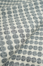 Lade das Bild in den Galerie-Viewer, Handgewebte Wolldecke Milho grau
