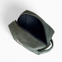 Load image into Gallery viewer, Necessaire aus softem Cord waldgrün
