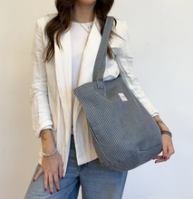 Load image into Gallery viewer, Grosse Tasche aus softem Cord navy weiss
