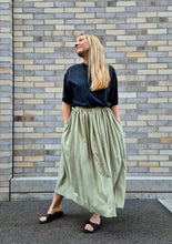 Lade das Bild in den Galerie-Viewer, The Airy Midi Skirt pistache
