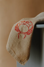 Charger l'image dans la galerie, Handbestickte Leinen-Serviette Caranguejo
