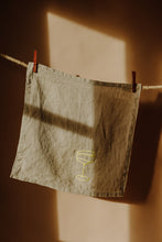 Load image into Gallery viewer, Handbestickte Leinen-Serviette Espumante
