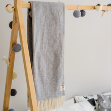 Lade das Bild in den Galerie-Viewer, Softest Cotton Blanket grey
