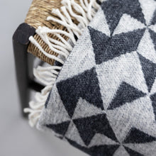 Lade das Bild in den Galerie-Viewer, Geo Cotton Blanket anthrazit creme
