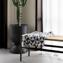 Lade das Bild in den Galerie-Viewer, Geo Cotton Blanket anthrazit creme
