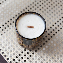 Charger l&#39;image dans la galerie, Bougie parfumée luxueuse à base de cire de soja, de bergamote et de truffe
