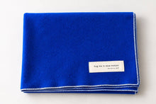 Load image into Gallery viewer, Schal "Hug me in slow motion" royalblau
