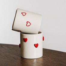 Lade das Bild in den Galerie-Viewer, The Valentine Mug, bemalt
