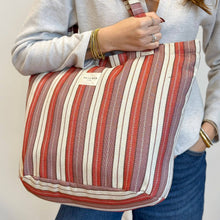 Lade das Bild in den Galerie-Viewer, Grosse Tasche aus Jacquardstoff stripes berry
