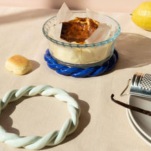 Lade das Bild in den Galerie-Viewer, Geflochtener Keramikuntersetzer Sicilia royal blue
