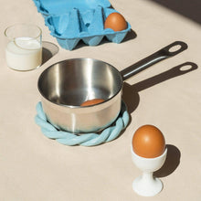 Lade das Bild in den Galerie-Viewer, Geflochtener Keramikuntersetzer Sicilia light blue
