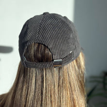 Lade das Bild in den Galerie-Viewer, Cap aus Baumwollcord anthrazit
