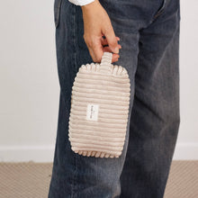 Lade das Bild in den Galerie-Viewer, Necessaire aus softem Cord latte macchiato
