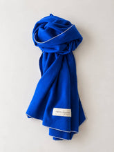 Load image into Gallery viewer, Schal "Hug me in slow motion" royalblau
