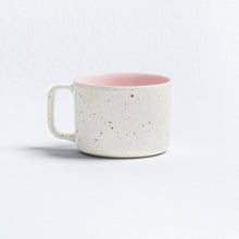 Lade das Bild in den Galerie-Viewer, Extragrosse Tasse Konfetti outside rosa inside
