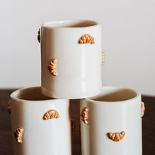 Lade das Bild in den Galerie-Viewer, The Gipfeli Mug
