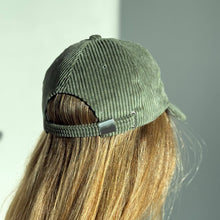 Charger l'image dans la galerie, Cap aus Baumwollcord waldgrün
