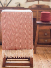 Lade das Bild in den Galerie-Viewer, Handgewebte Wolldecke Espinho terracotta
