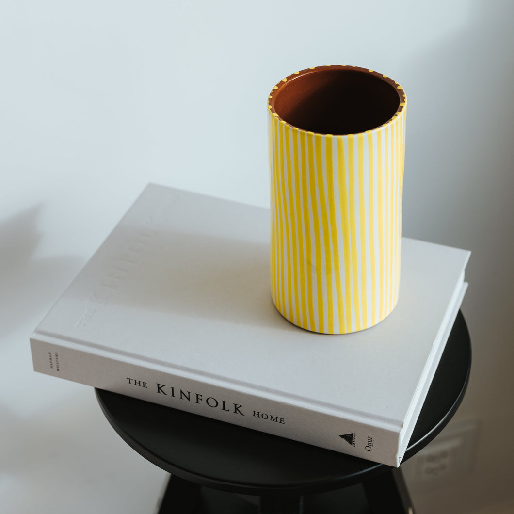 Gerade Vase gestreift zitrone