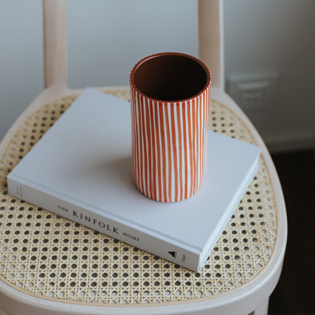 Gerade Vase gestreift rot
