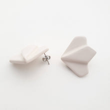 Load image into Gallery viewer, Ceramic earrings Concha white
