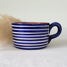Lade das Bild in den Galerie-Viewer, Tasse breit geringelt marineblau
