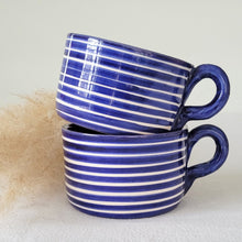 Lade das Bild in den Galerie-Viewer, Tasse breit geringelt marineblau
