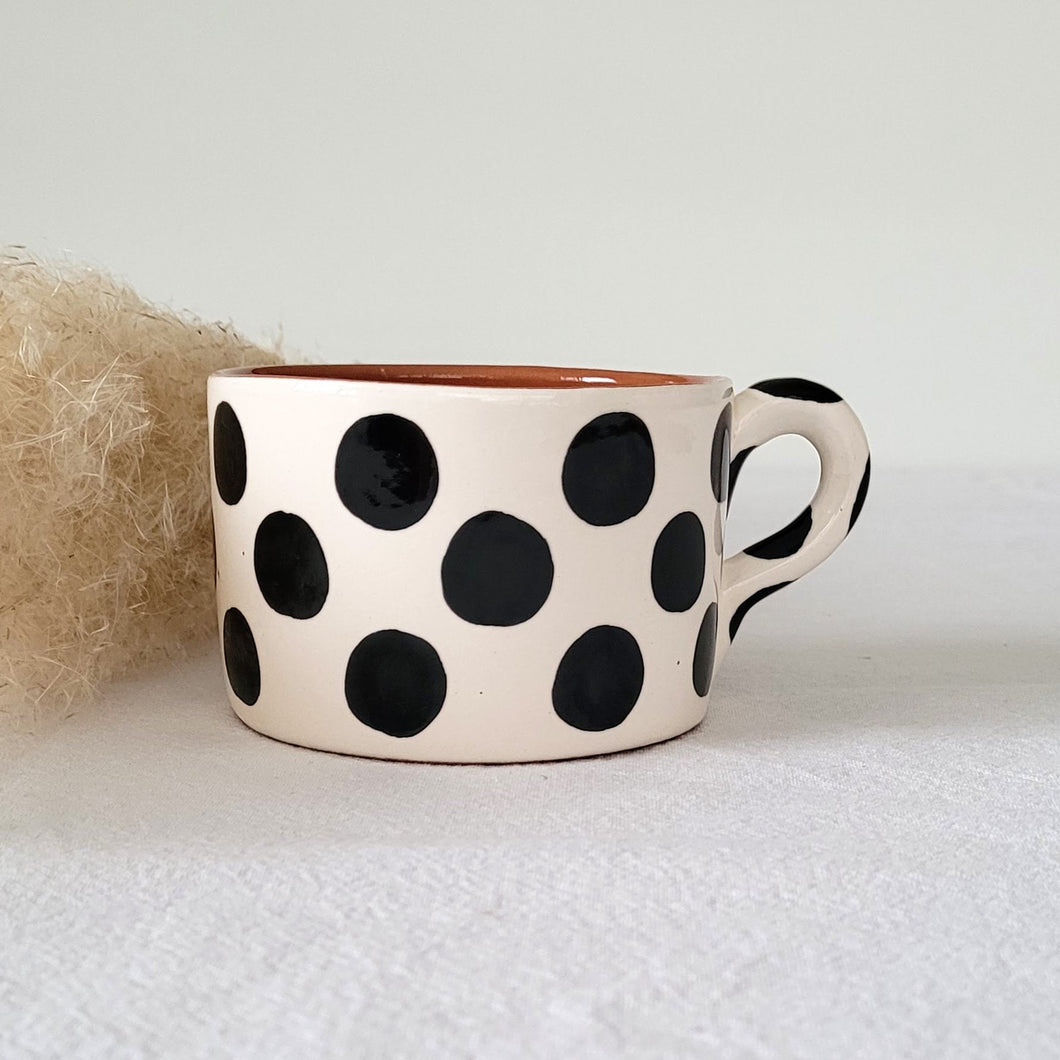 Tasse à pois noir