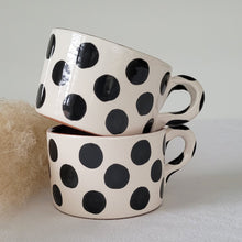 Charger l&#39;image dans la galerie, Tasse à pois noir
