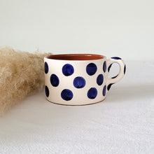 Lade das Bild in den Galerie-Viewer, Tasse breit Punkte marineblau
