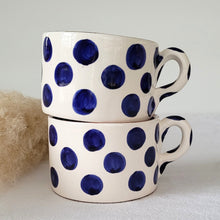Lade das Bild in den Galerie-Viewer, Tasse breit Punkte marineblau
