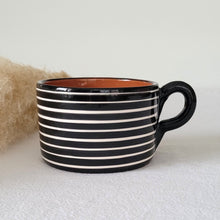 Lade das Bild in den Galerie-Viewer, Tasse breit geringelt schwarz
