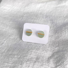 Charger l&#39;image dans la galerie, Boucles d&#39;oreilles céramique mini menthe or
