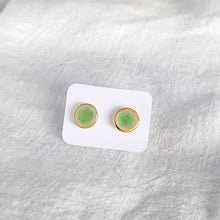 Charger l&#39;image dans la galerie, Boucles d&#39;oreilles céramique mini or vert
